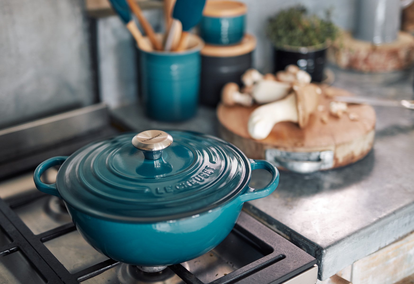 Le Creuset Bräter La Marmite Signature rund deep teal 27,5cm Lifestyle 2