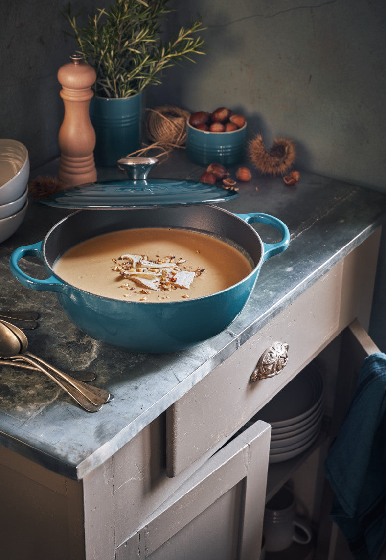 Le Creuset Bräter La Marmite Signature rund deep teal 27,5cm Lifestyle 1