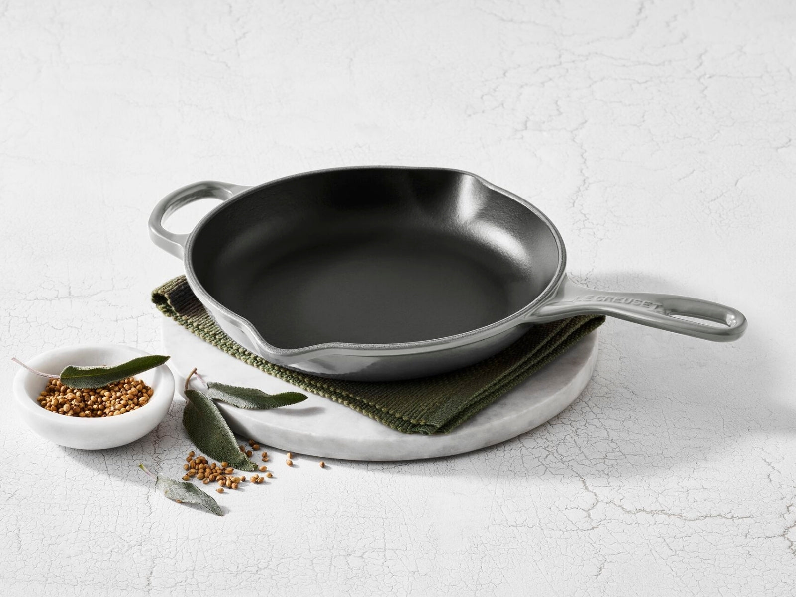 Le Creuset Brat- und Servierpfanne Signature perlgrau 26cm Lifestyle 1