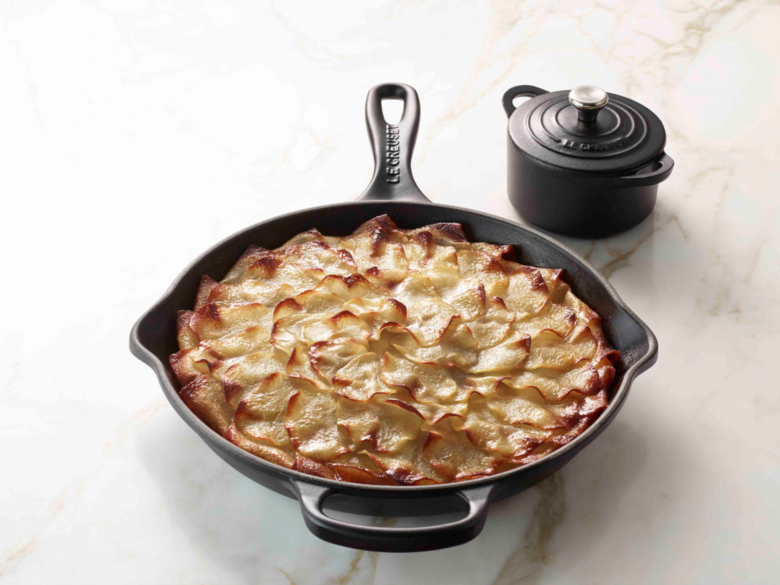 Le Creuset Brat- und Servierpfanne Signature rund schwarz matt 30cm Lifestyle 2