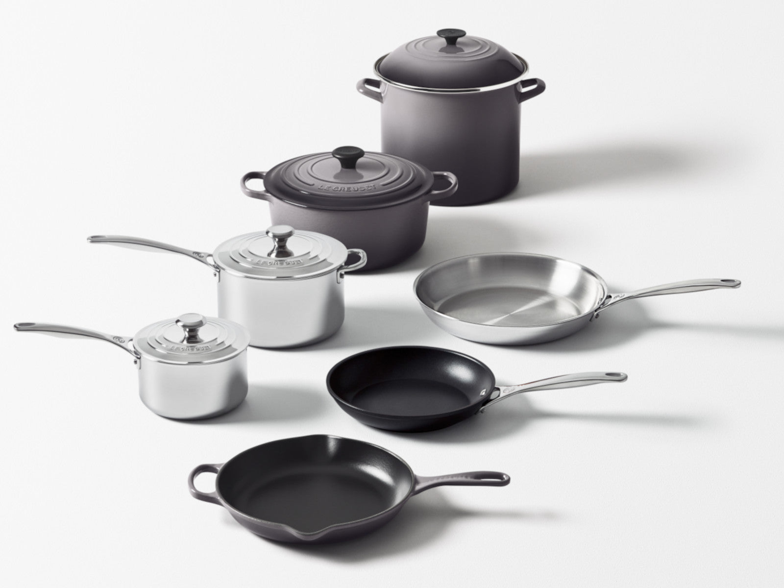 Le Creuset Brat- und Servierpfanne Signature rund schwarz matt 30cm Lifestyle 1