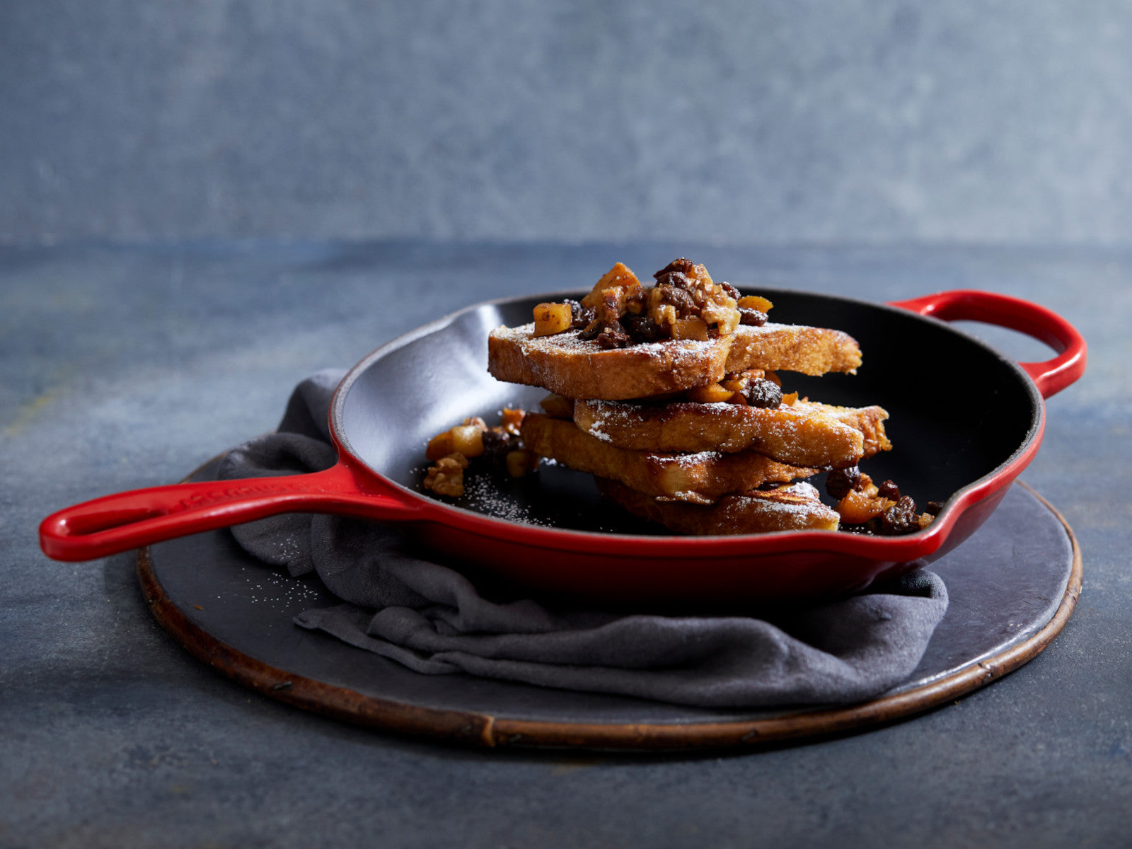 Le Creuset Brat- und Servierpfanne Signature rund kirschrot 30cm Lifestyle 2