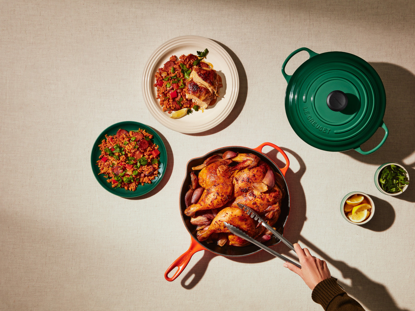 Le Creuset Brat- und Servierpfanne Signature rund schwarz matt 30cm Lifestyle 3