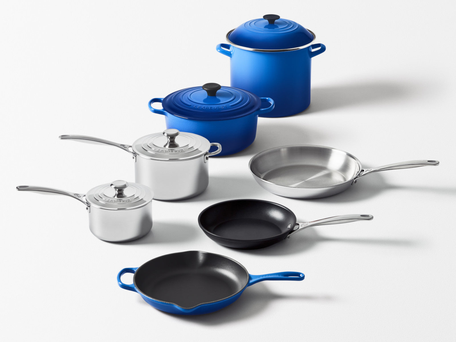 Le Creuset Brat- und Servierpfanne Signature rund azure 30cm Lifestyle 1
