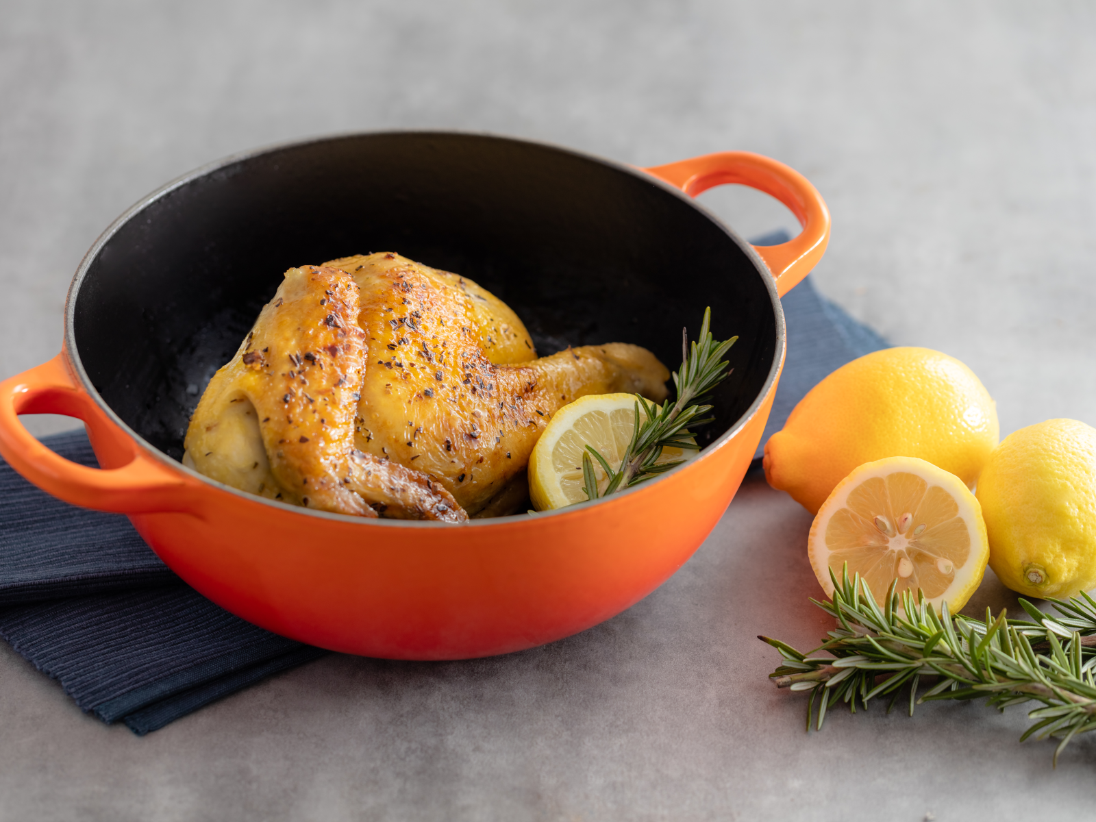 Le Creuset Balti Dish Tradition rund ofenrot 24cm Lifestyle 1