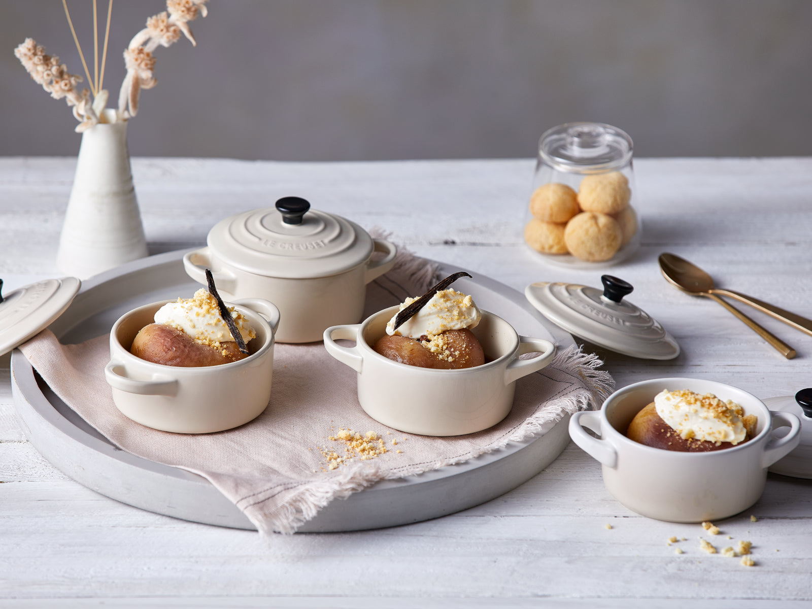 Le Creuset Mini-Cocotte rund meringue 14cm Lifestyle 1