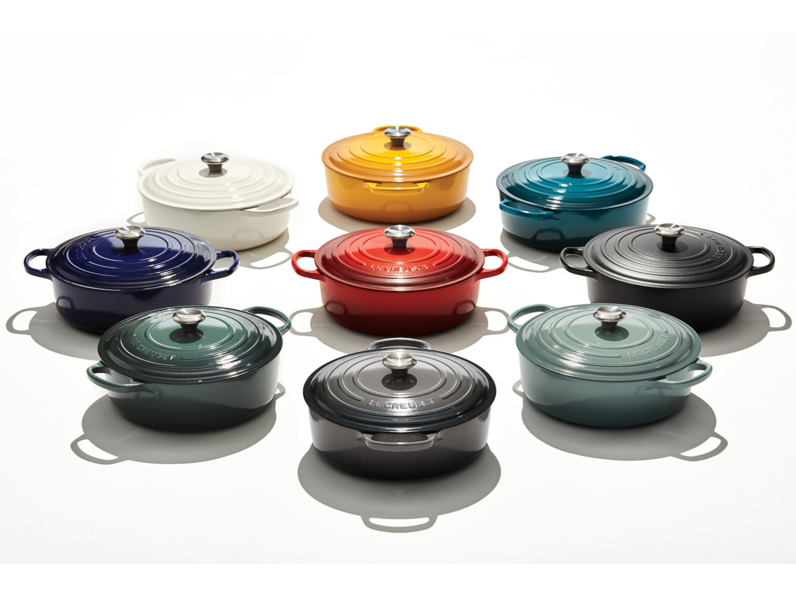 Le Creuset Gourmet-Bräter Signature rund schwarz matt 30cm Lifestyle 1