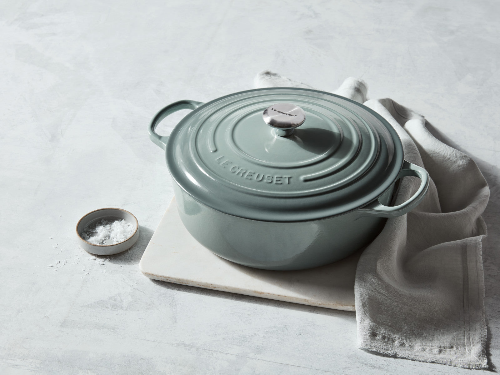 Le Creuset Gourmet-Bräter Signature rund sea salt 30cm Lifestyle 3