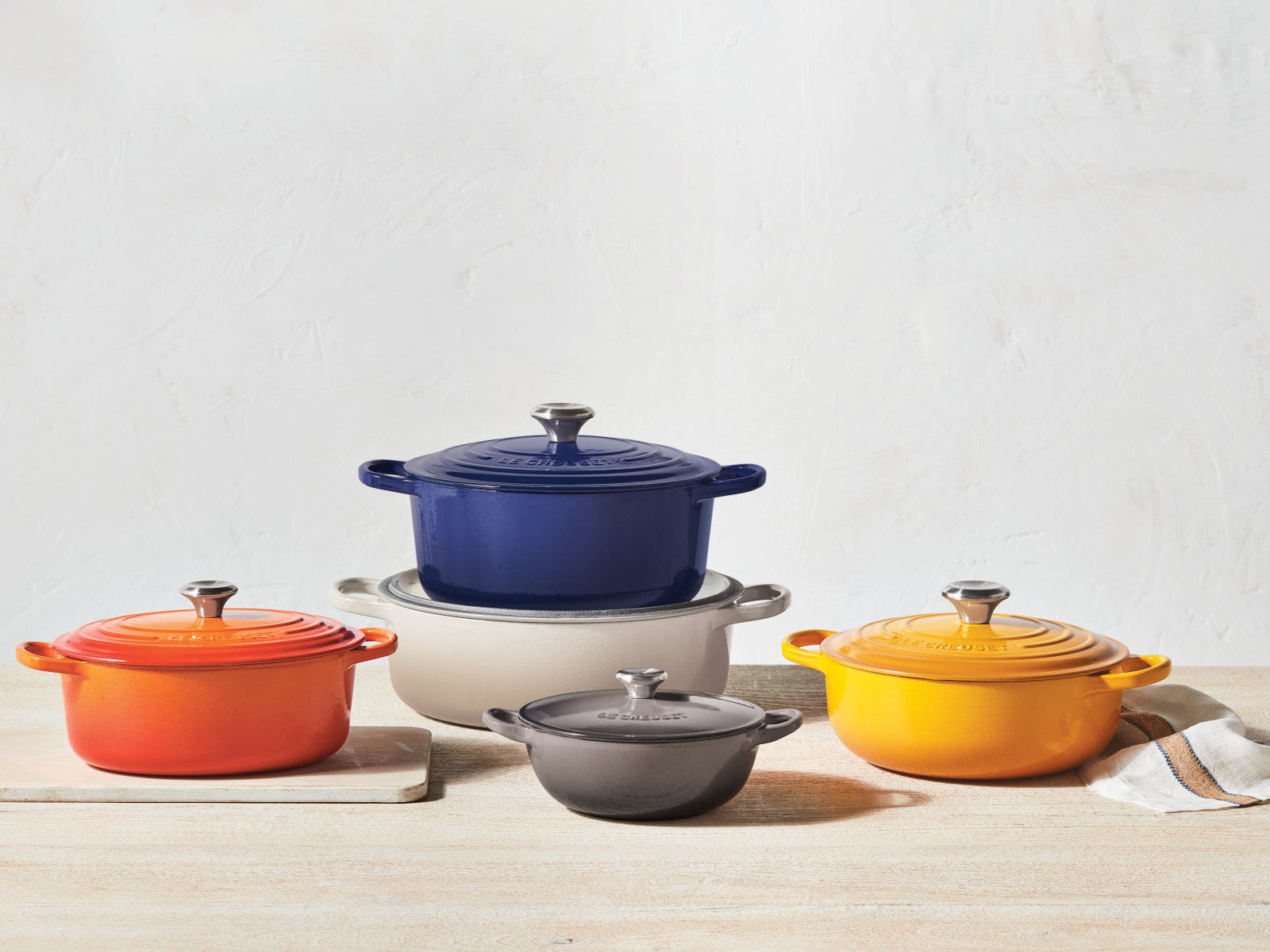 Le Creuset Gourmet-Bräter Signature rund meringue 30cm Lifestyle 3