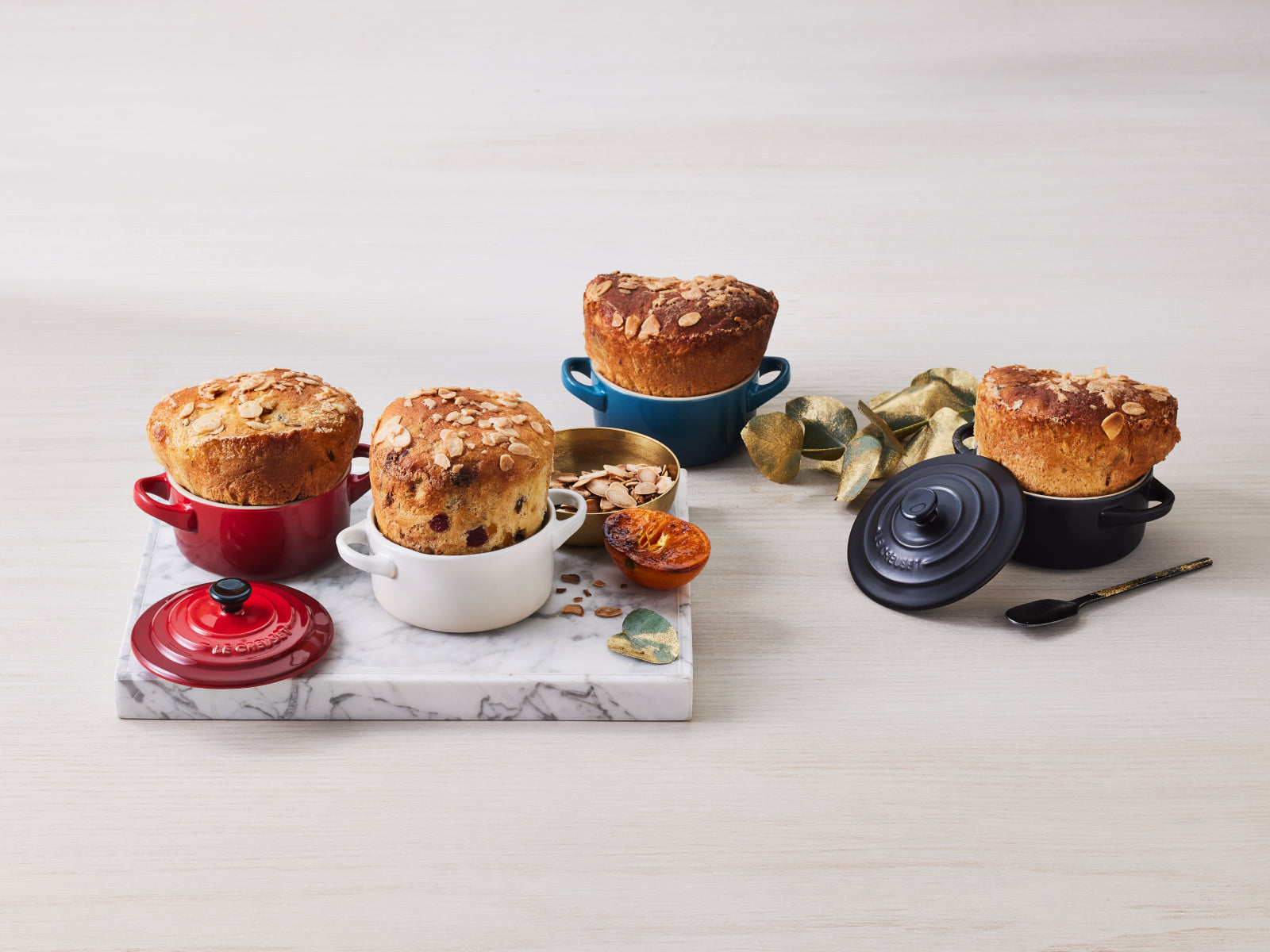 Le Creuset Mini-Cocotte rund schwarz glänzend 14cm Lifestyle 2