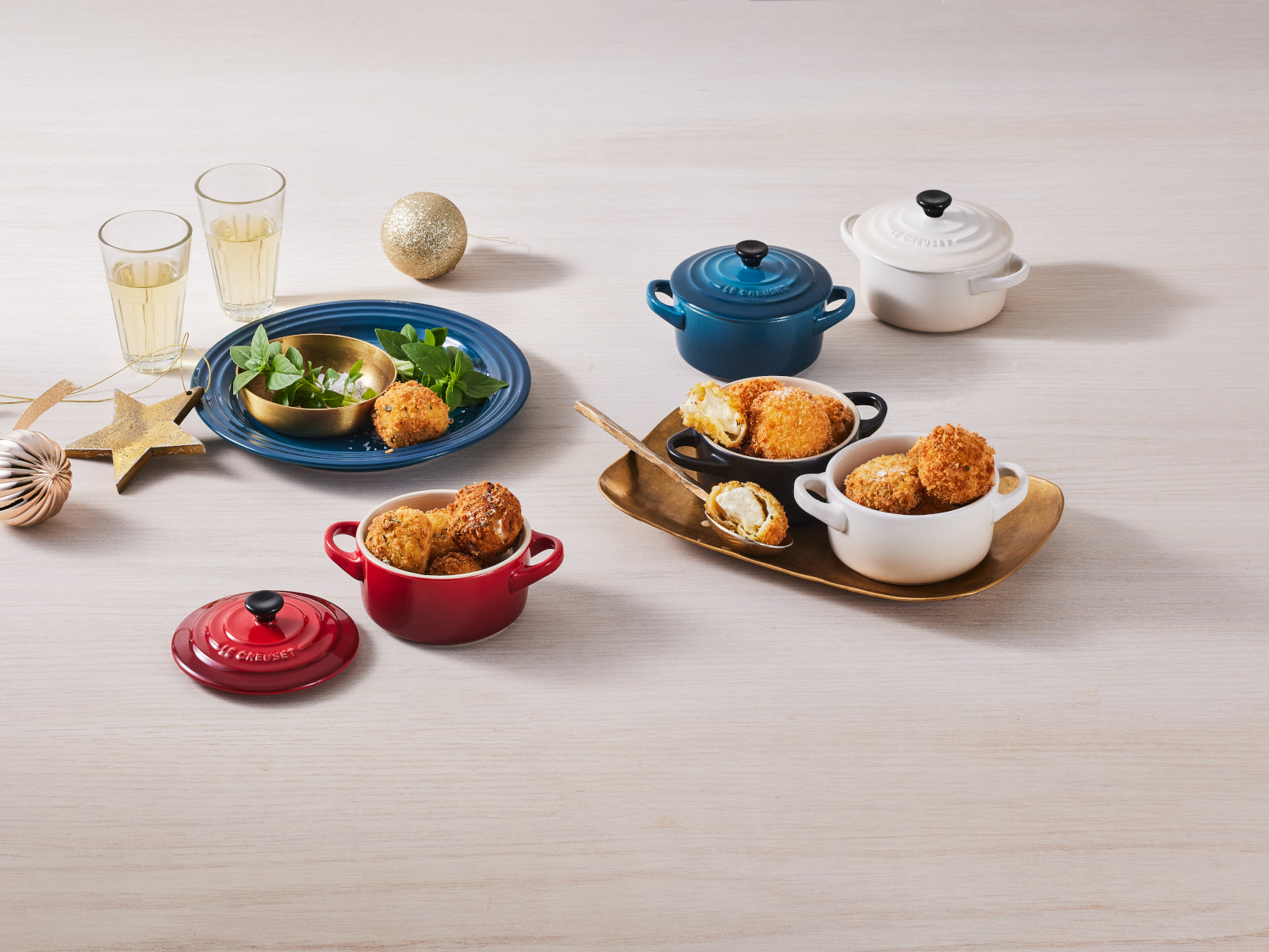 Le Creuset Mini-Cocotte rund azure 14cm Lifestyle 2