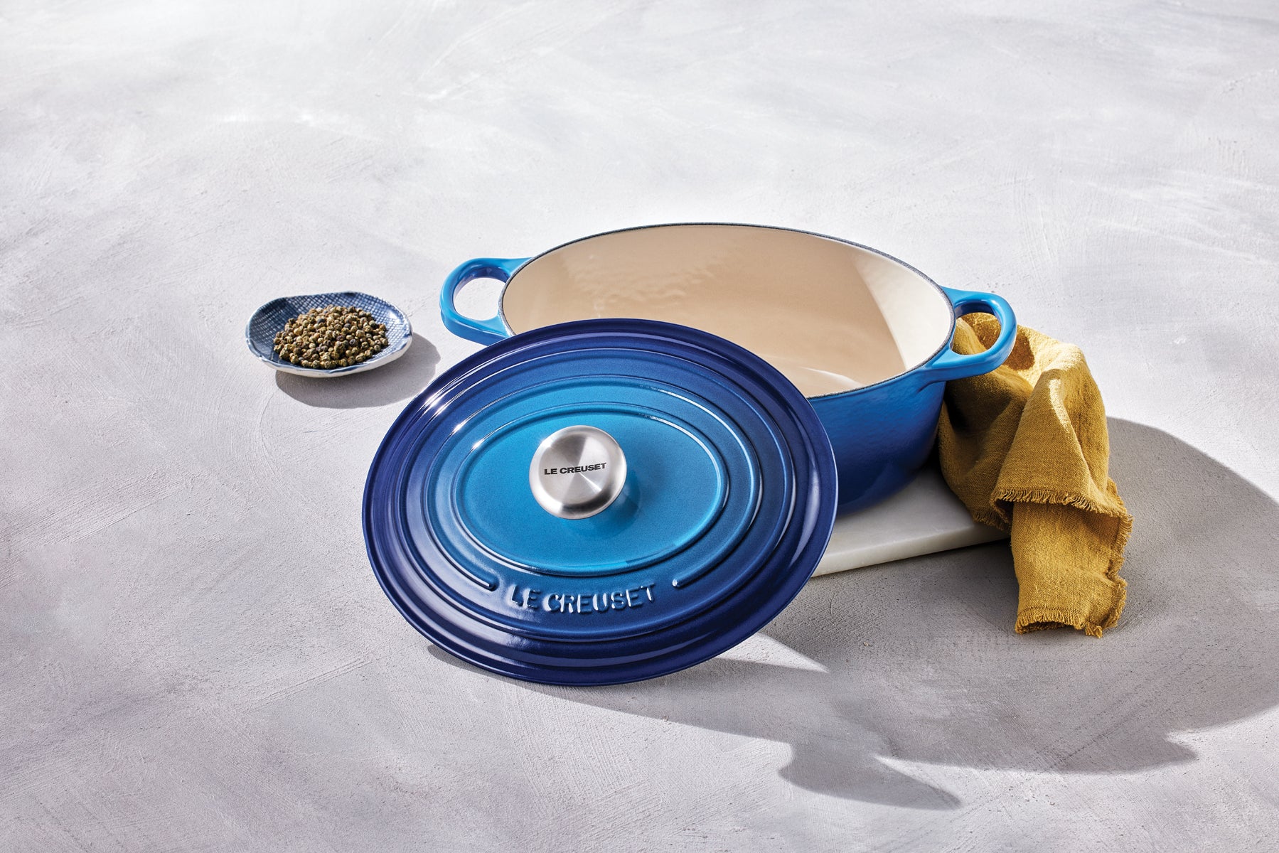 Le Creuset Bräter Signatur oval azure 25,7cm Lifestyle 2