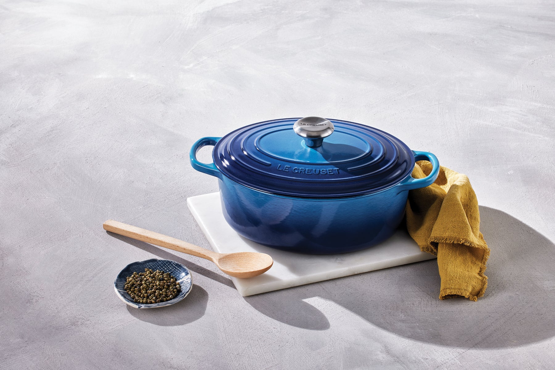 Le Creuset Bräter Signatur oval azure 25,7cm Lifestyle 3