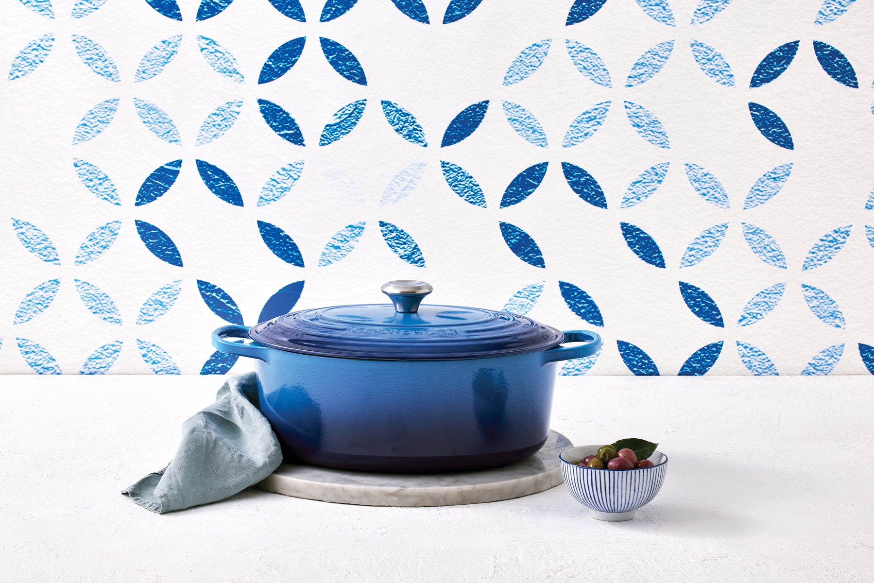 Le Creuset Bräter Signatur oval azure 25,7cm Lifestyle 5