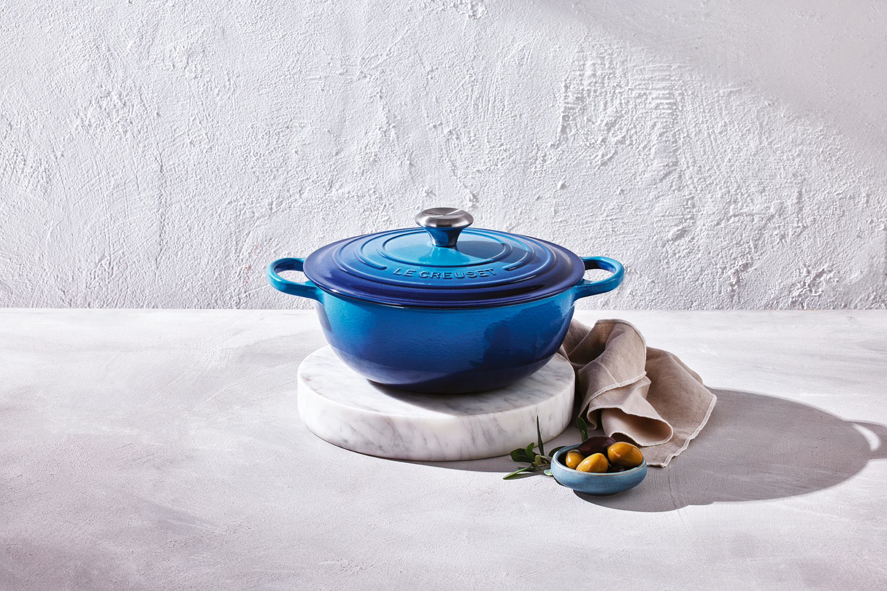 Le Creuset Bräter La Marmite Signature rund azure 27,5cm Lifestyle 1