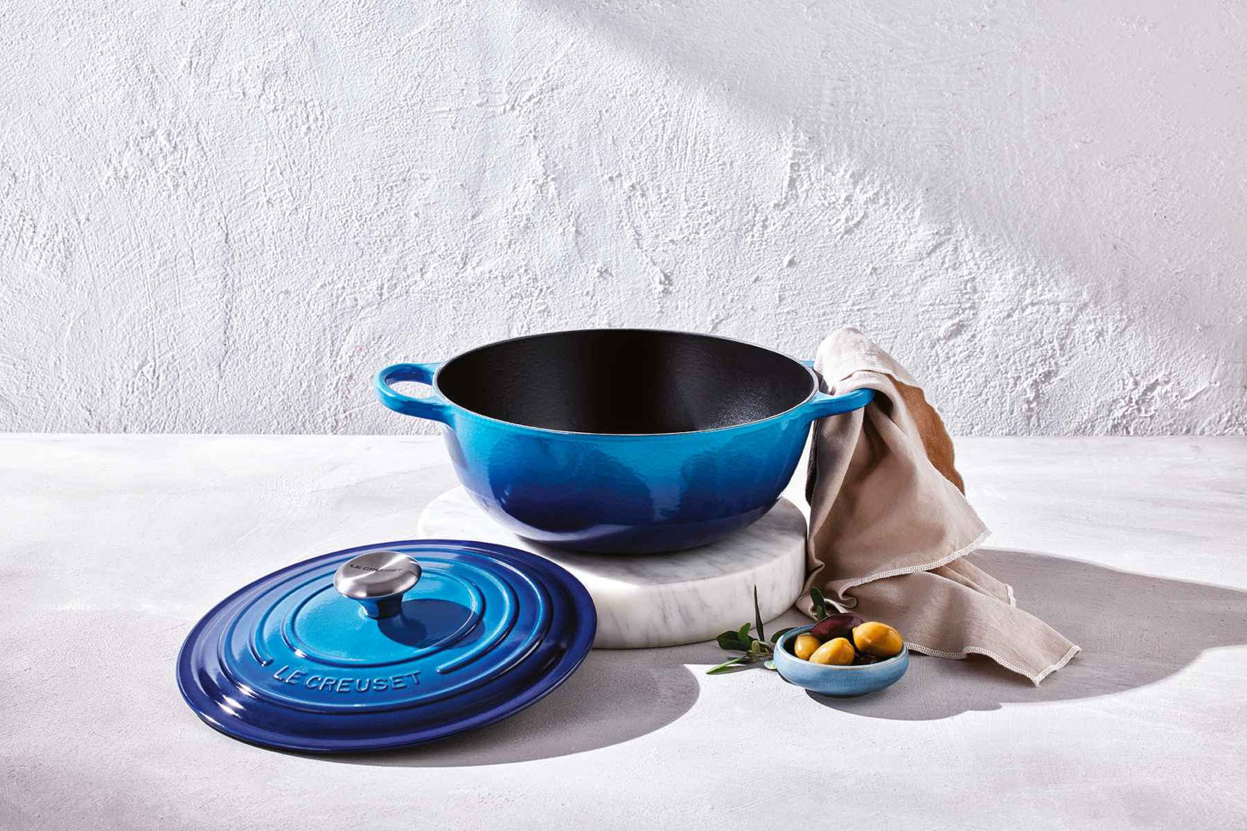 Le Creuset Bräter La Marmite Signature rund azure 27,5cm Lifestyle 2