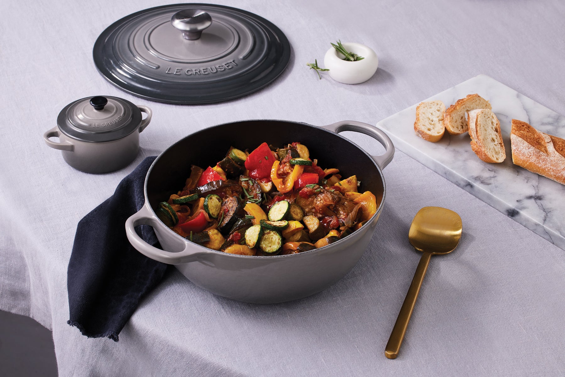 Le Creuset Bräter La Marmite Signature rund flint 27,5cm Lifestyle 3