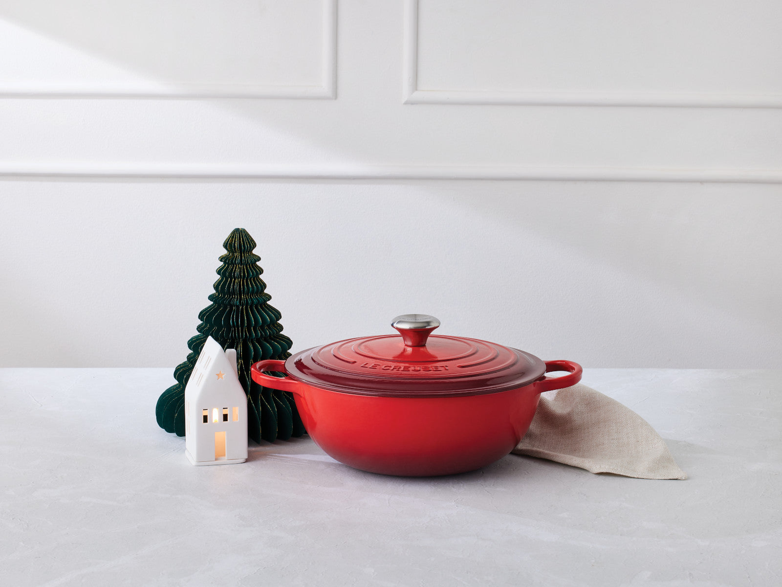 Le Creuset Bräter La Marmite Signature rund sea salt 28cm Lifestyle 1