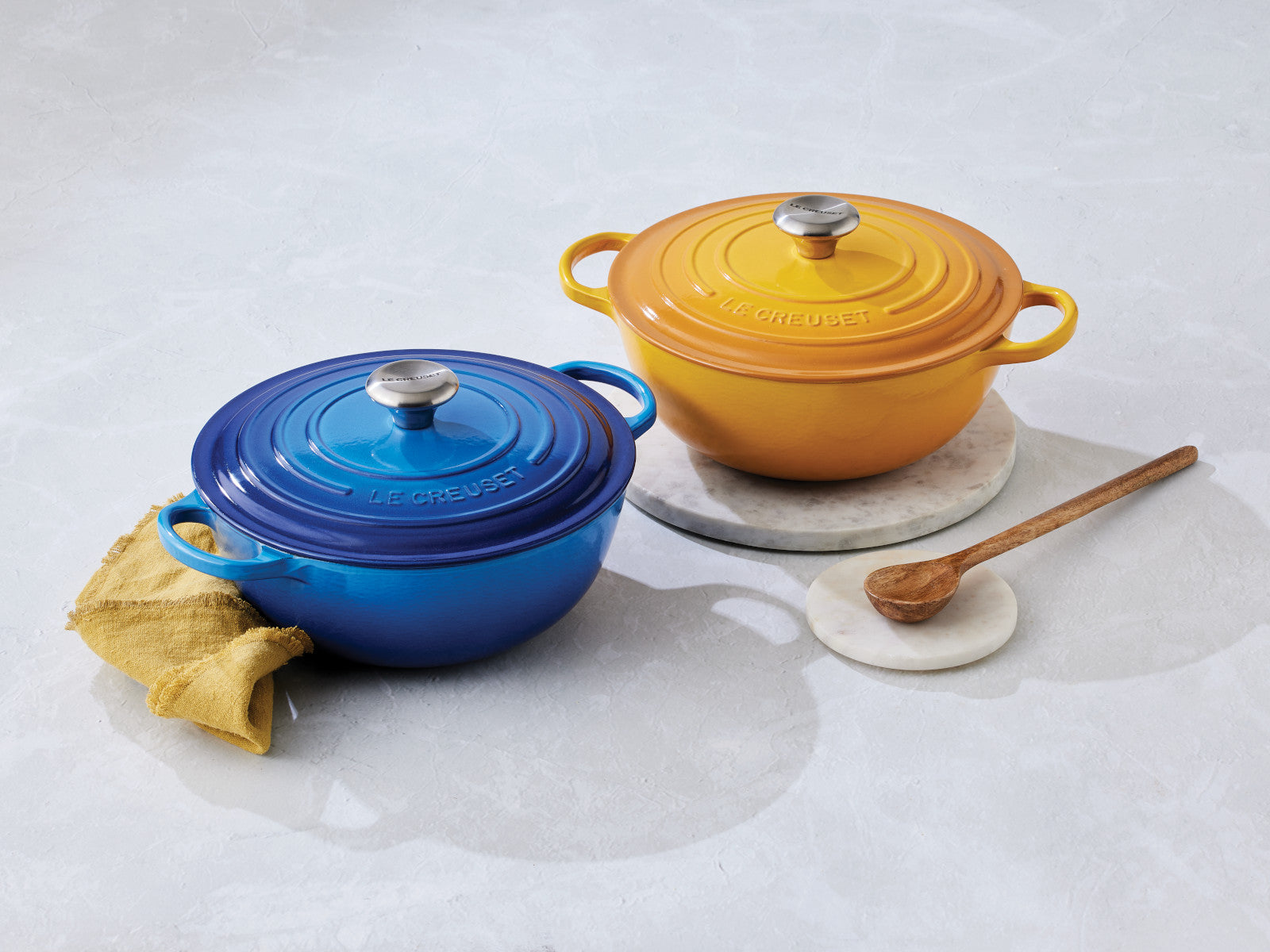 Le Creuset Bräter La Marmite Signature rund sea salt 28cm Lifestyle 2