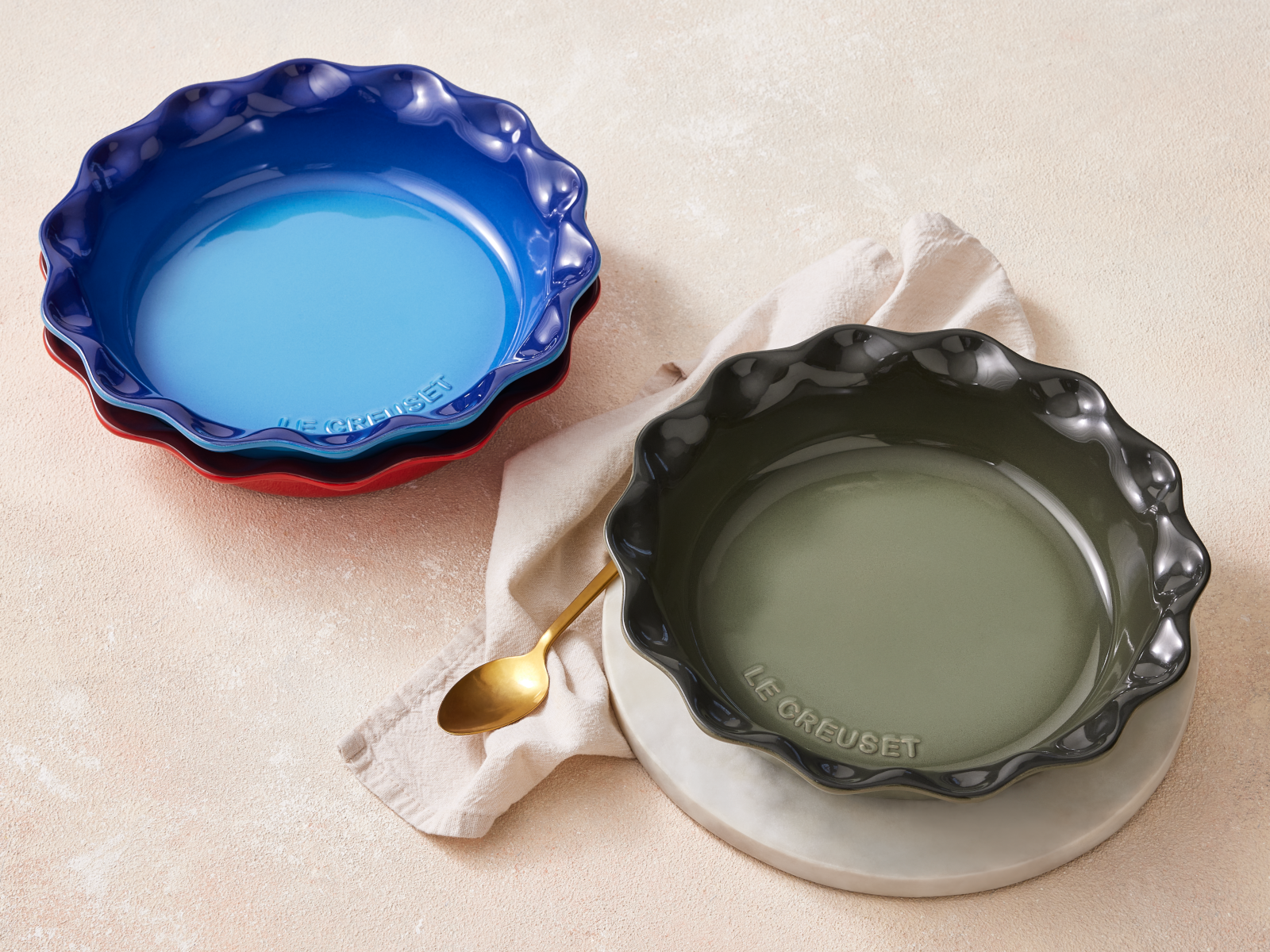Le Creuset Pie-Form azure 23cm Lifestyle 1