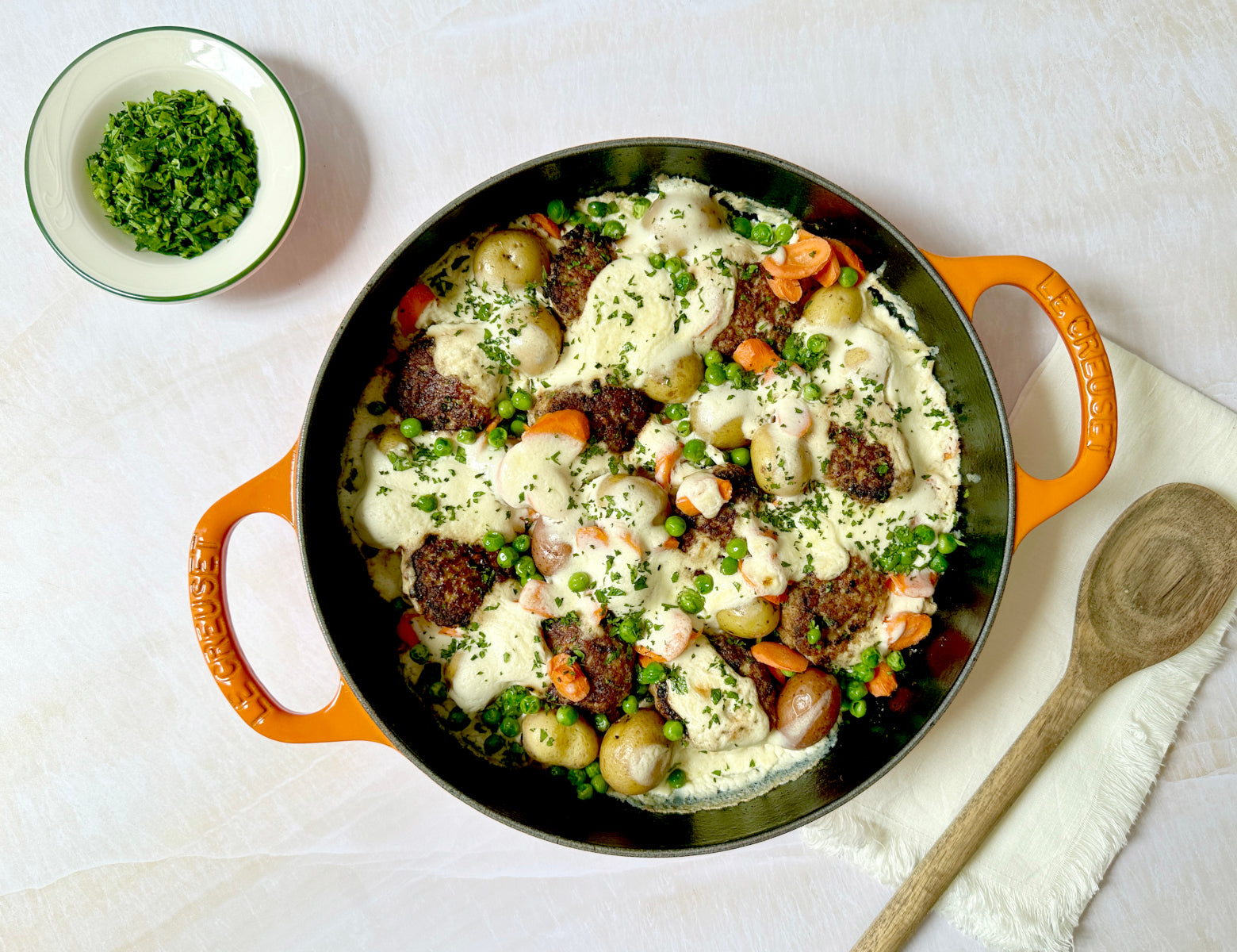 Le Creuset Servierpfanne Signature ofenrot 28,7cm Lifestyle 3