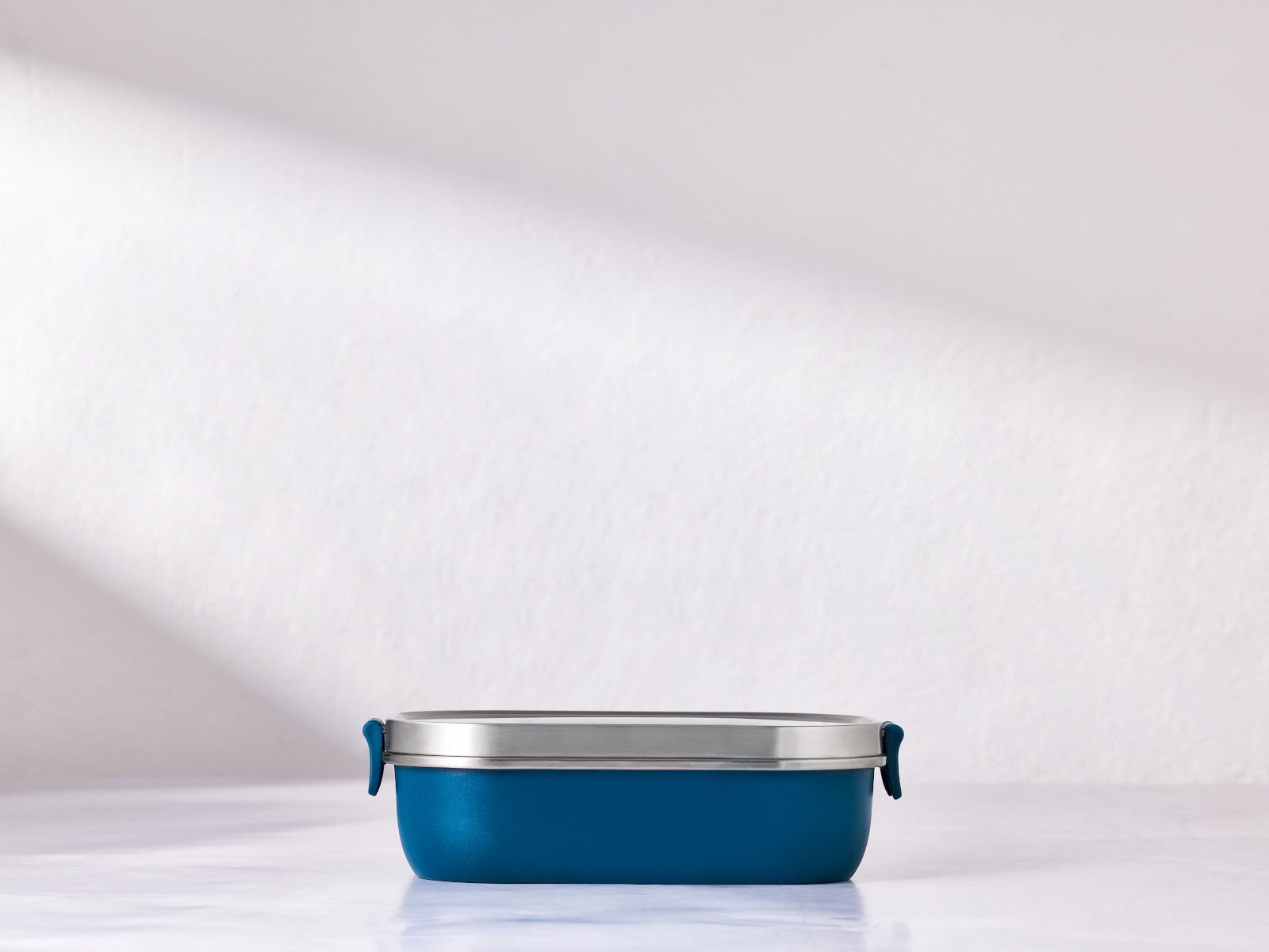 Le Creuset On The Go Lunchbox deep teal 900ml Lifestyle 1