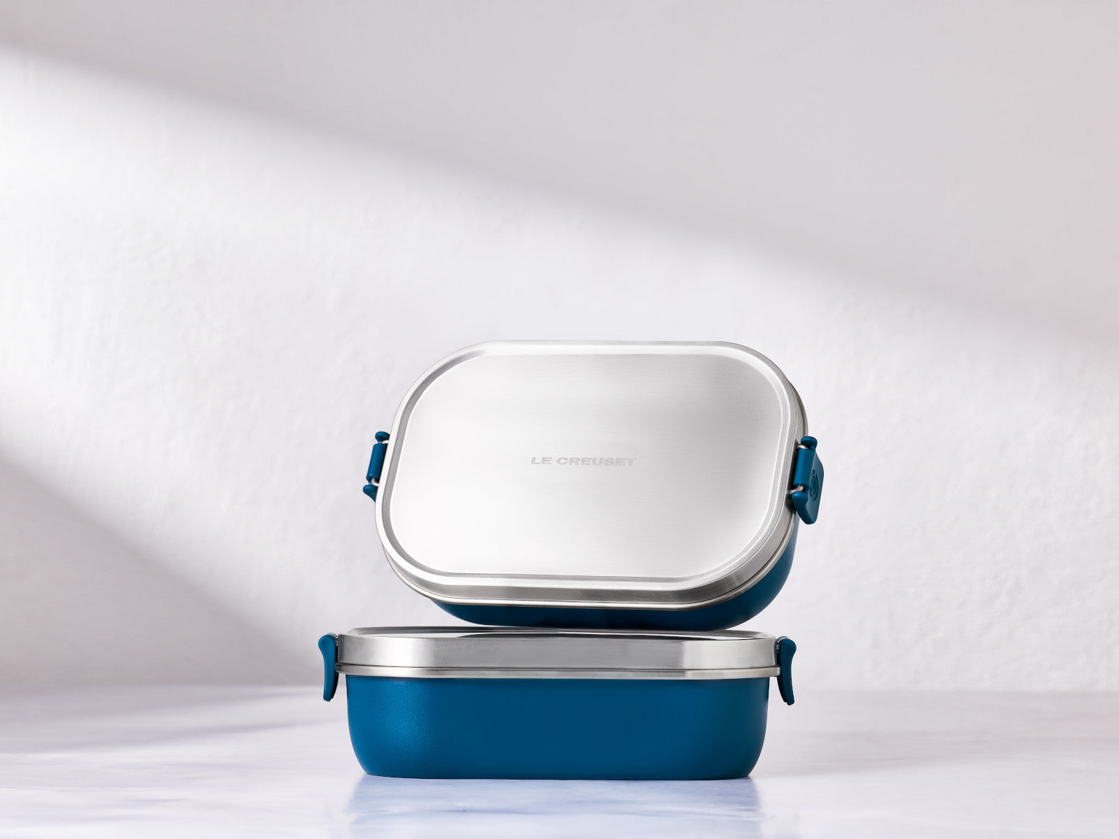 Le Creuset On The Go Lunchbox deep teal 900ml Lifestyle 1