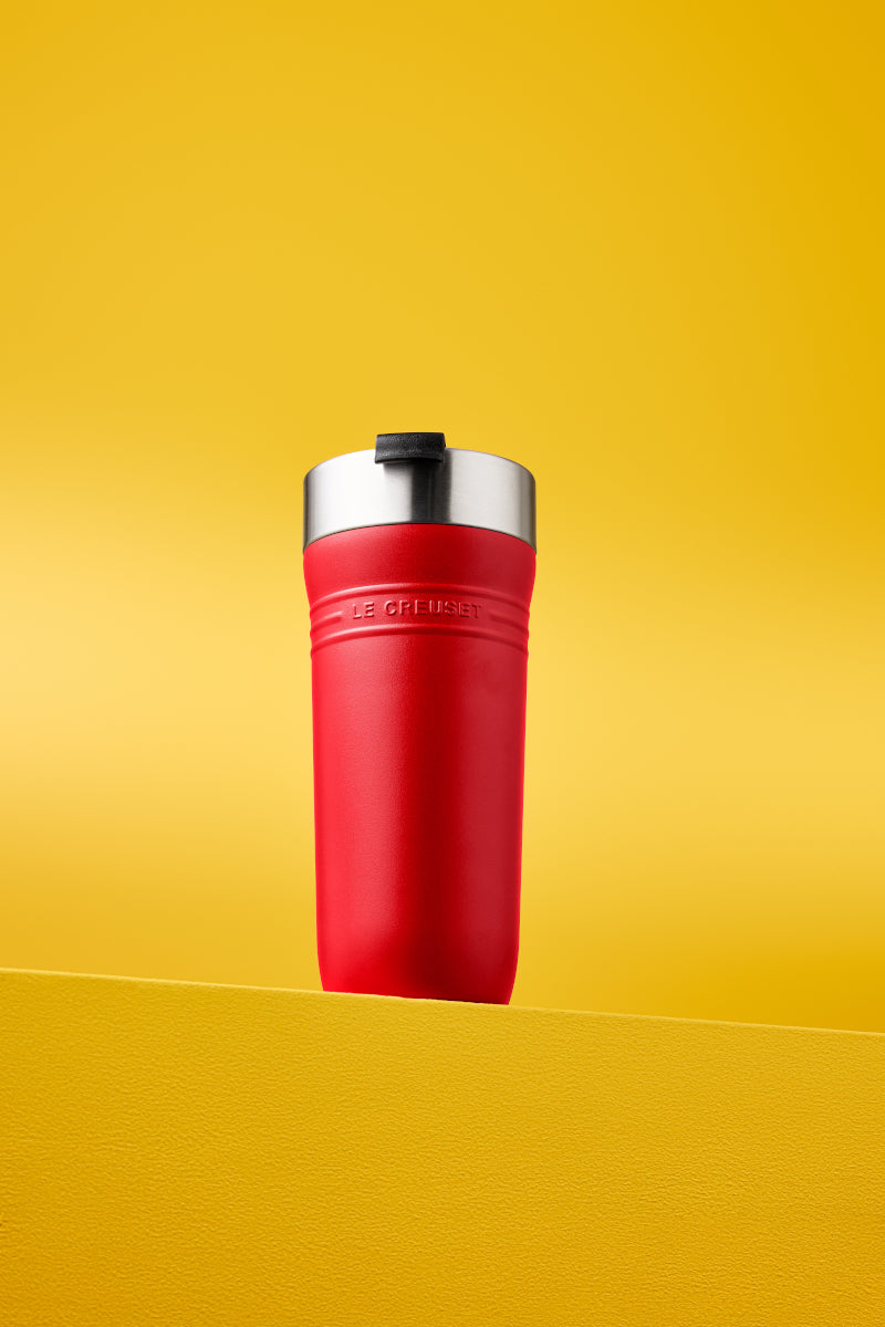 Le Creuset On The Go Thermobecher kirschrot 350ml Lifestyle 3