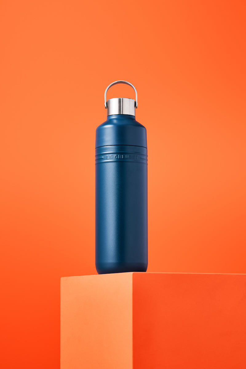 Le Creuset On The Go Trinkflasche deep teal 1l Lifestyle 3