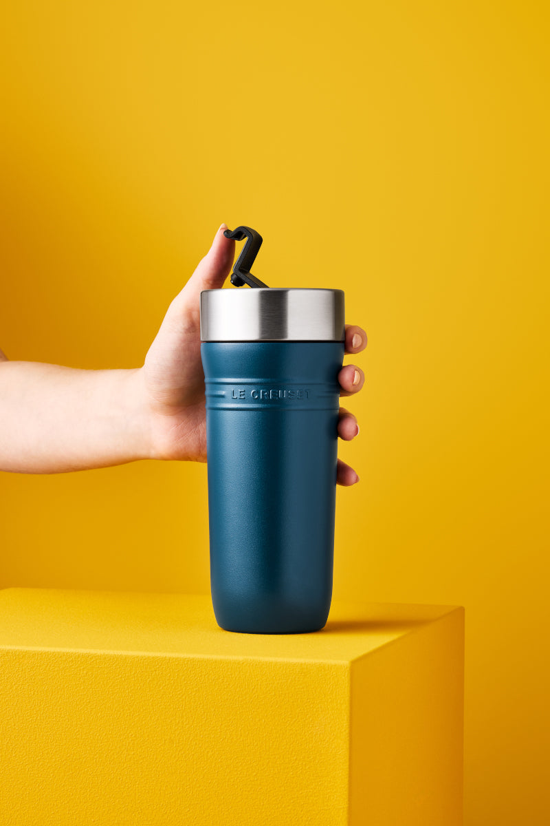 Le Creuset On The Go Thermobecher deep teal 350ml Lifestyle 4