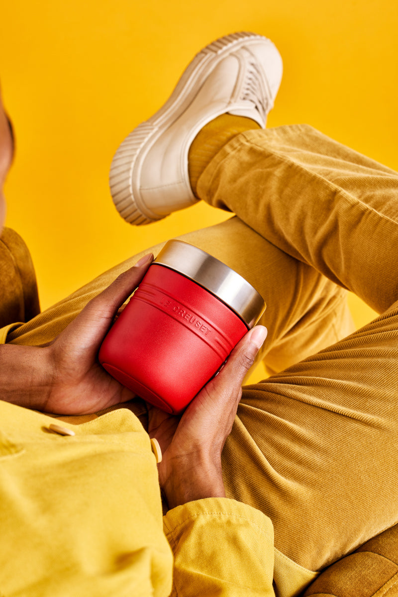 Le Creuset On The Go Thermobehälter kirschrot 500ml Lifestyle 9