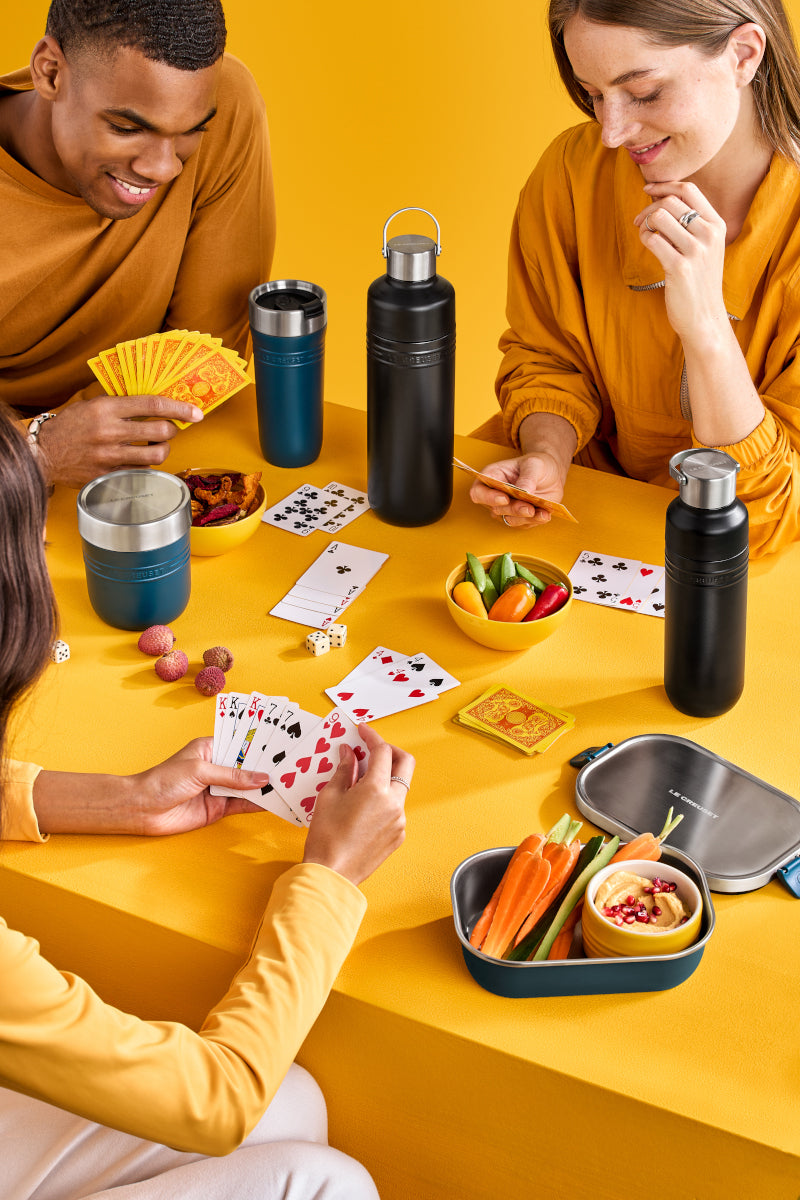 Le Creuset On The Go Trinkflasche schwarz matt 1l Lifestyle 5