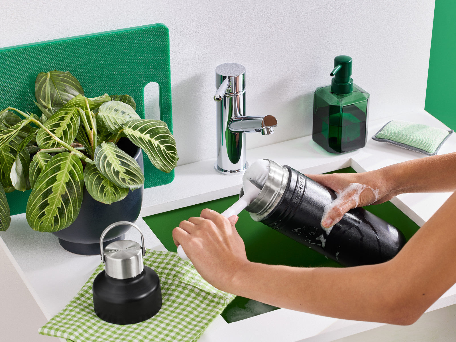 Le Creuset On The Go Trinkflasche schwarz matt 500ml Lifestyle 8