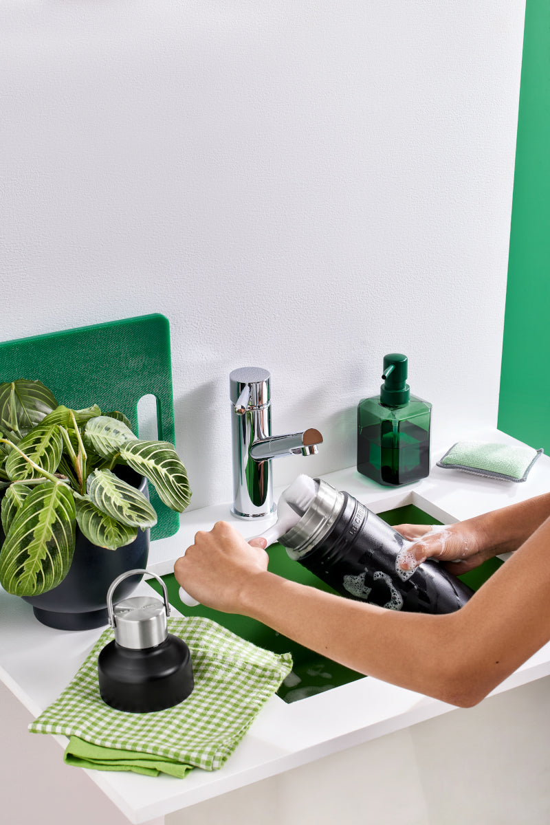 Le Creuset On The Go Trinkflasche schwarz matt 1l Lifestyle 8