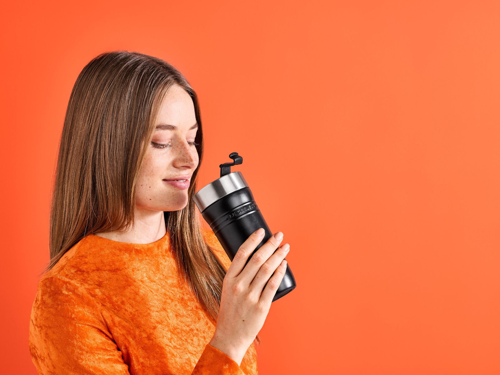 Le Creuset On The Go Thermobecher schwarz matt 350ml Lifestyle 3