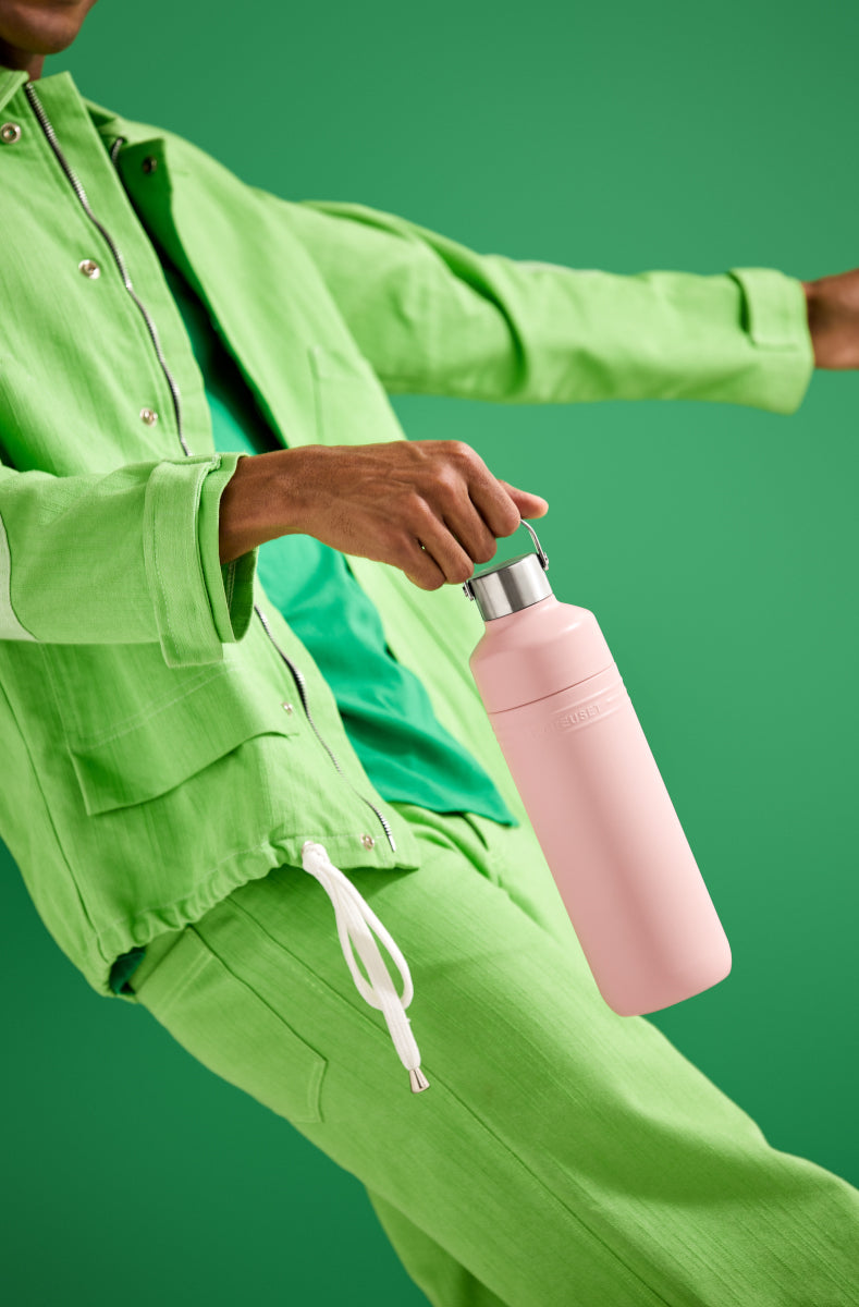 Le Creuset On The Go Trinkflasche shell pink 1l Lifestyle 4