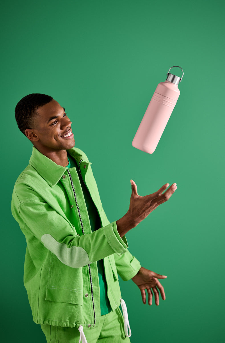 Le Creuset On The Go Trinkflasche shell pink 500ml Lifestyle 6