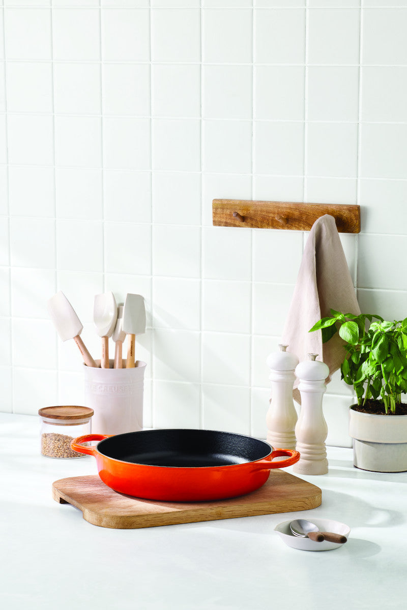 Le Creuset Servierpfanne Signature ofenrot 28,7cm Lifestyle 1