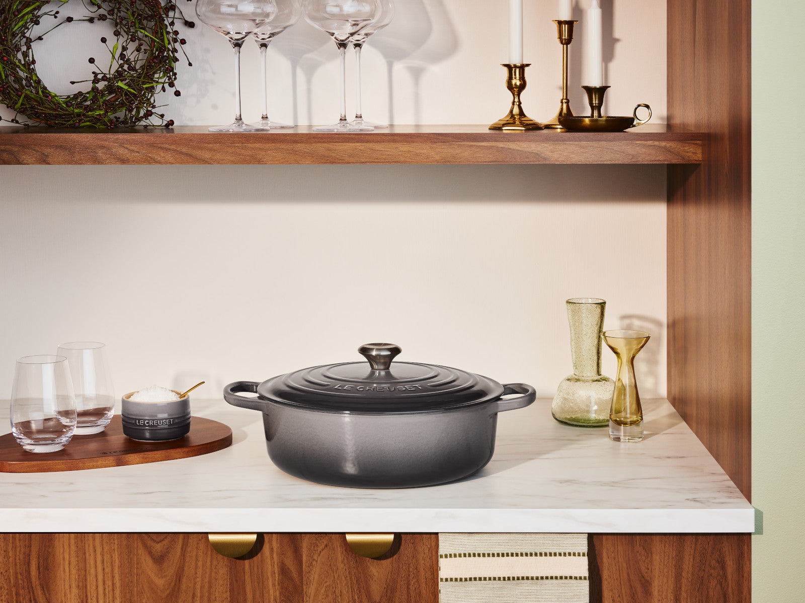 Le Creuset Gourmet-Bräter Signature rund flint 30cm Lifestyle 2