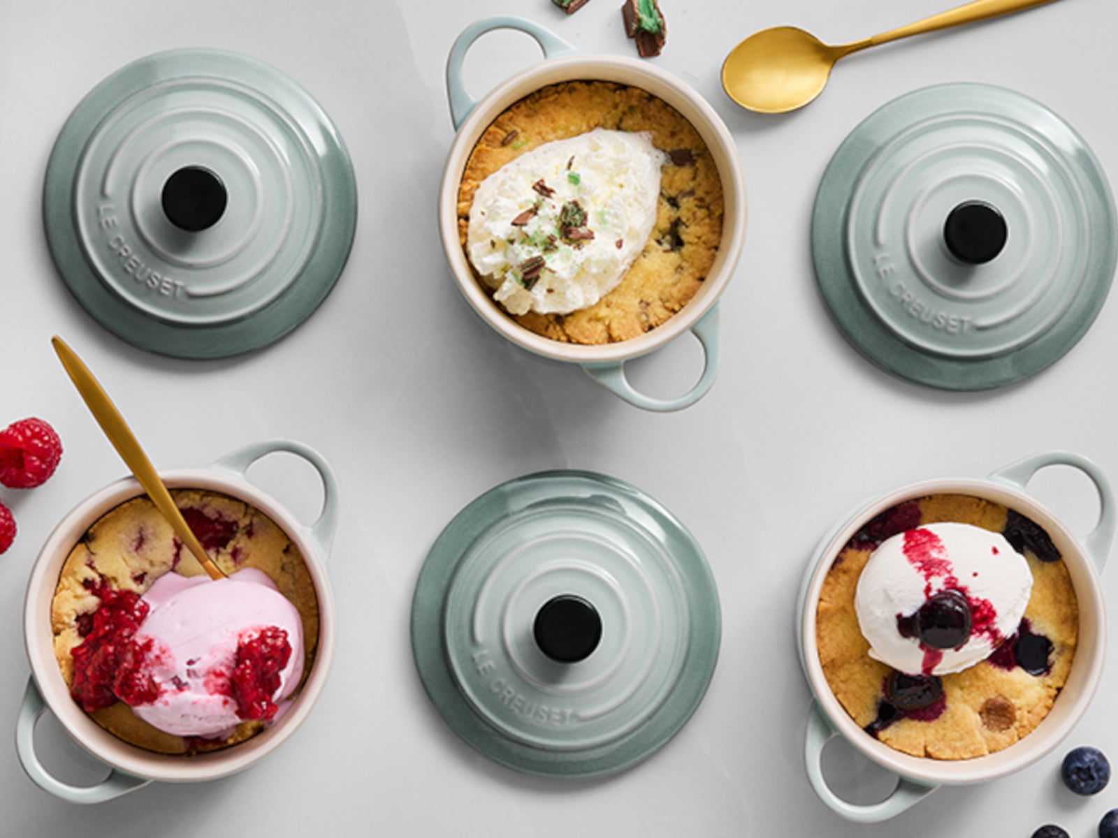 Le Creuset Mini-Cocotte rund sea salt 14cm Lifestyle 1