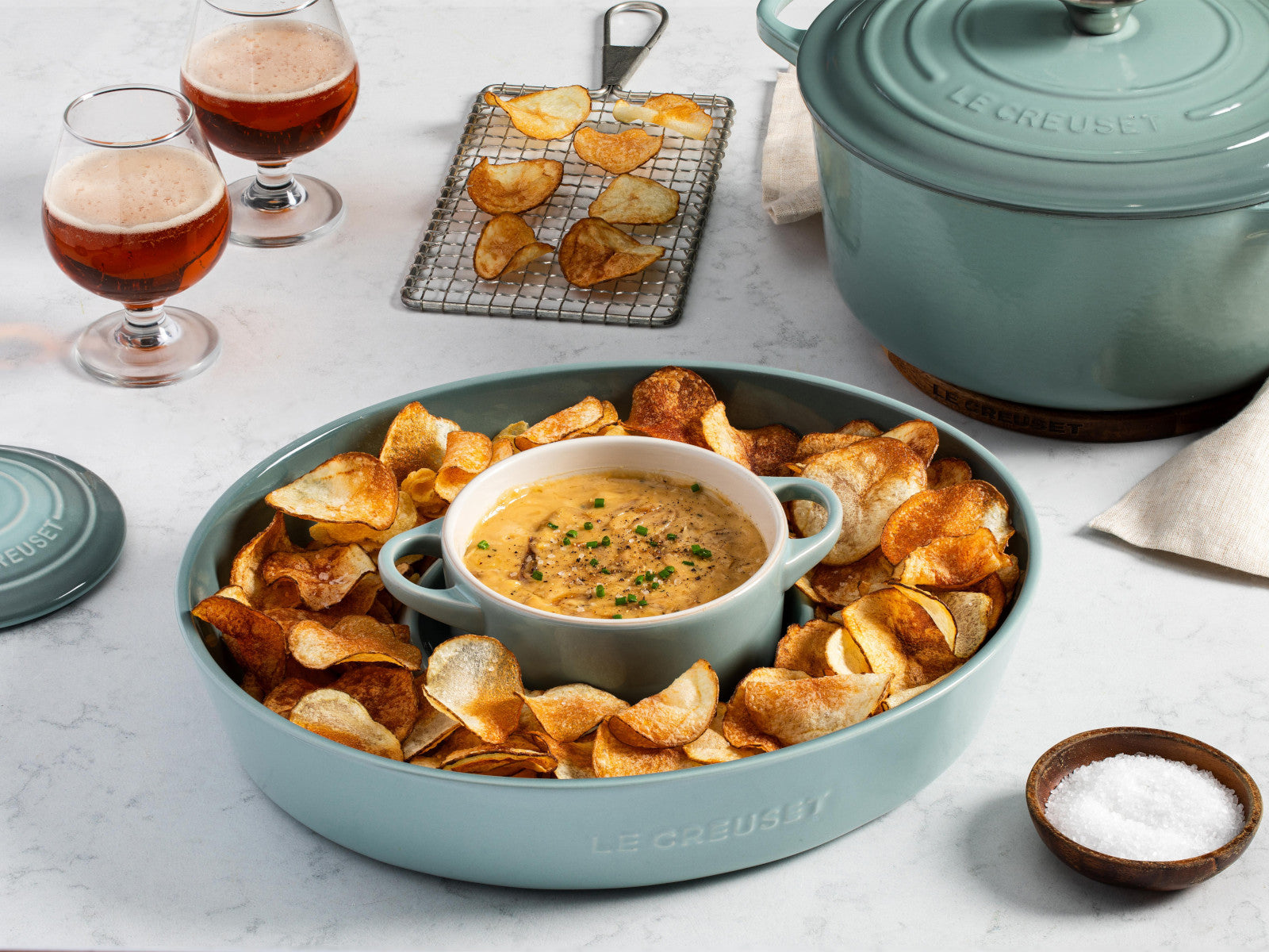 Le Creuset Gourmet-Bräter Signature rund sea salt 30cm Lifestyle 1