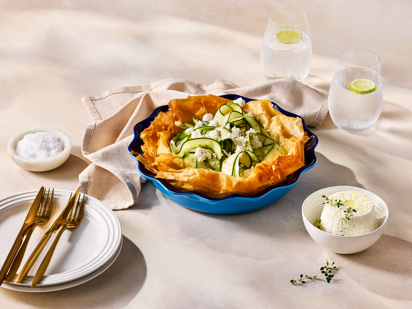Le Creuset Pie-Form azure 23cm Lifestyle 2