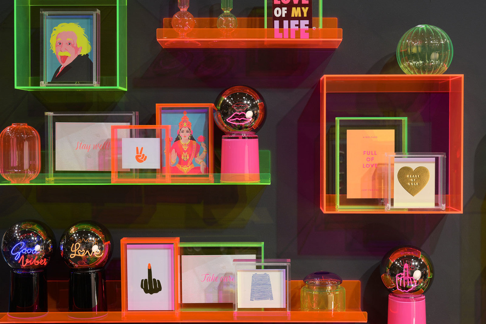 Giftcompany Glowmance LED-Leuchtkugel Neonlicht Mittelfinger pink 21cm Lifestyle 1