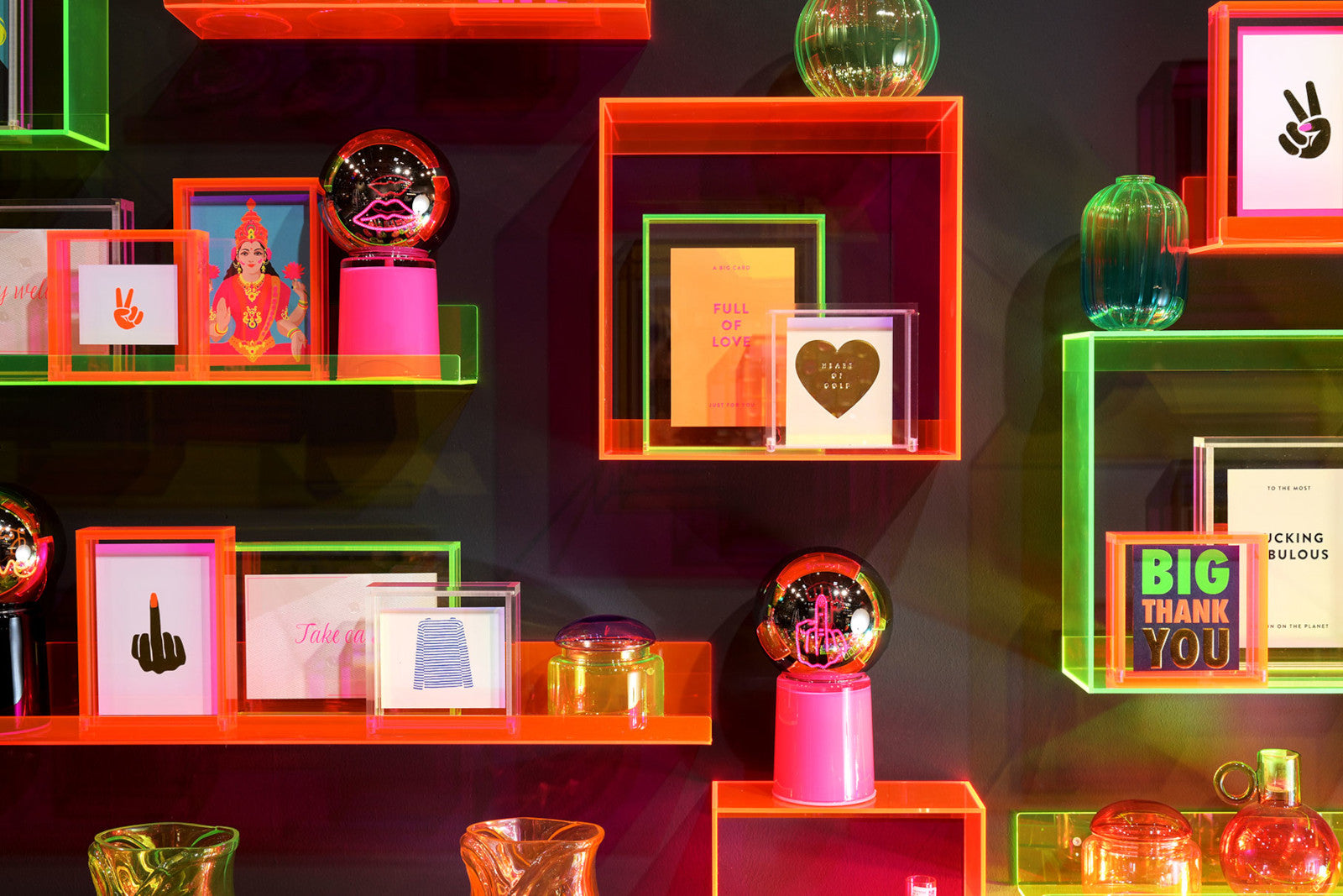 Giftcompany Glowmance LED-Leuchtkugel Neonlicht Mittelfinger pink 21cm Lifestyle 2