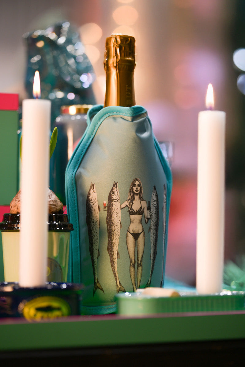 Giftcompany Froid Kühlmanschette Frau mit Fischen türkis 23,5cm Lifestyle 1