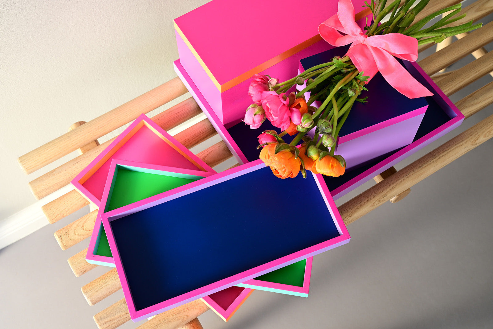 Giftcompany Neo Tablett rechteckig neon pink/ neon orange 30cm Lifestyle 1