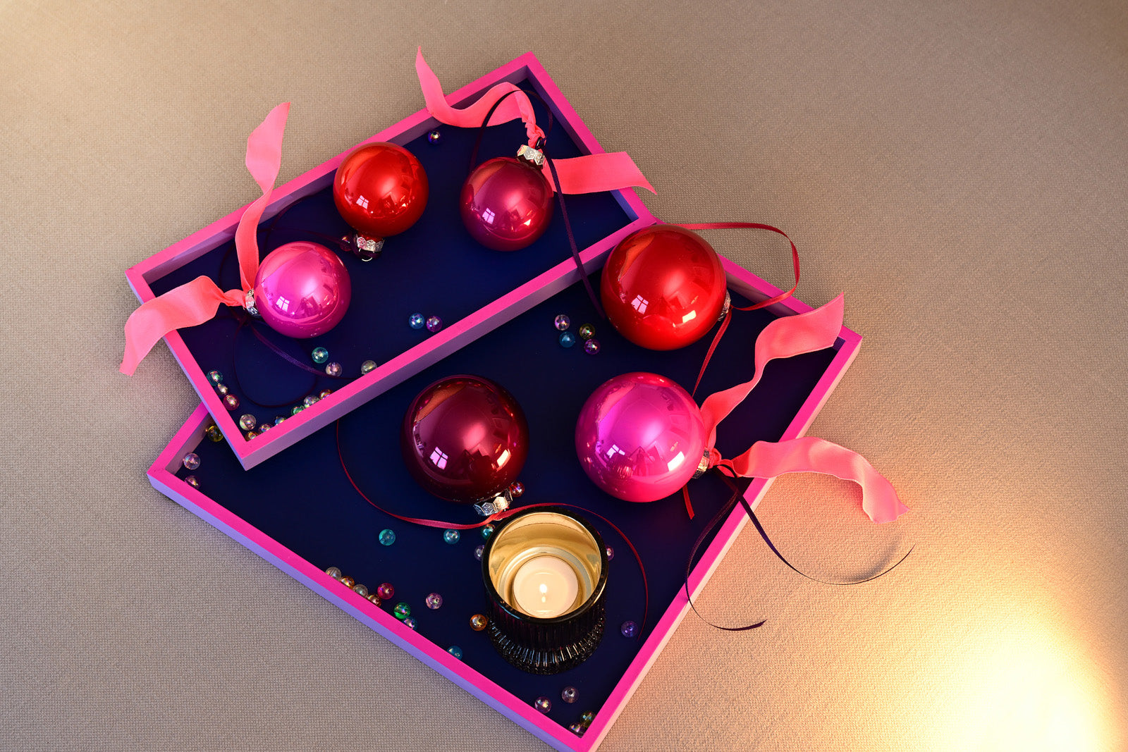 Giftcompany Neo Tablett quadratisch neon pink/ neon orange 32cm Lifestyle 4