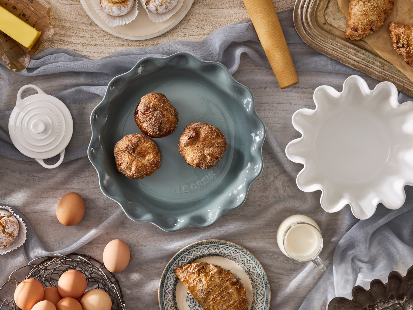 Le Creuset Pie-Form flint 23cm Lifestyle 3