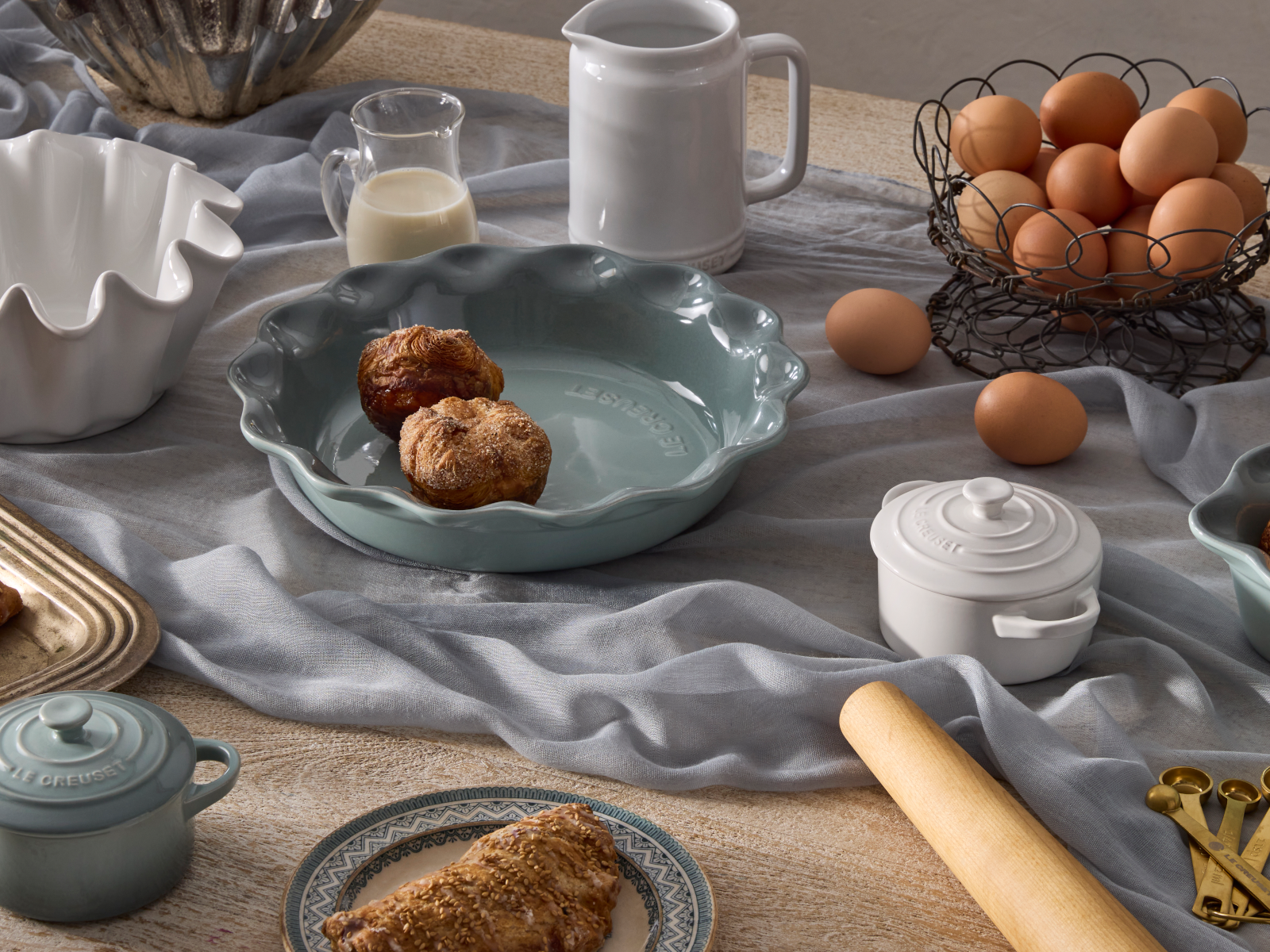 Le Creuset Pie-Form sea salt 23cm Lifestyle 2