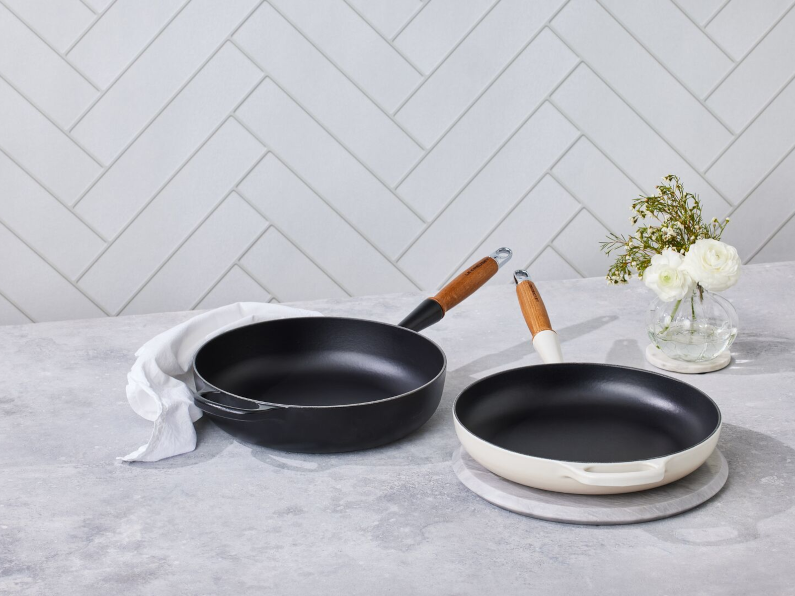 Le Creuset Brat- und Servierpfanne Signature mit Holzgriff sea salt 26cm - Produktbild 6
